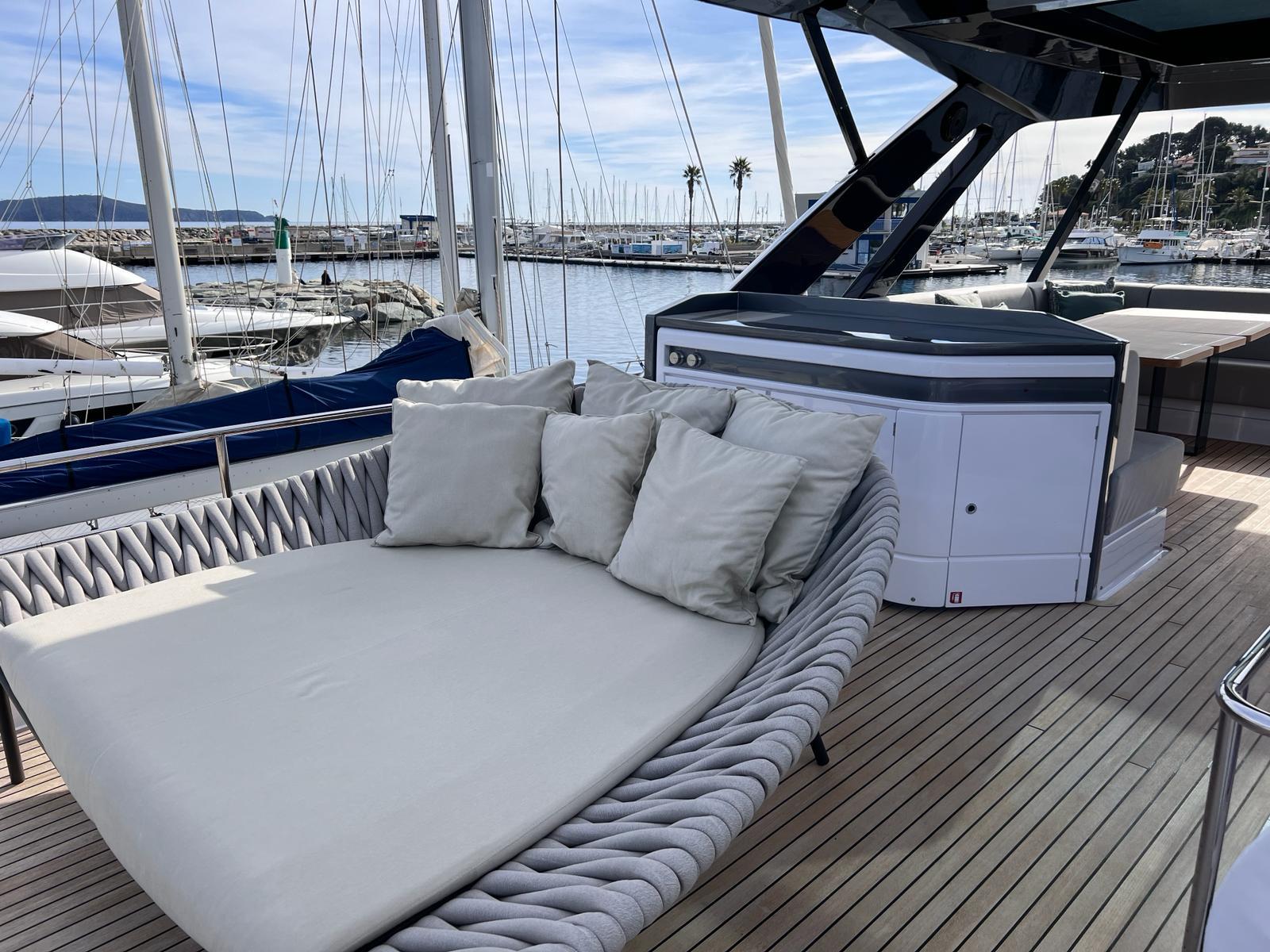 2022 FERRETTI YACHTS 720 